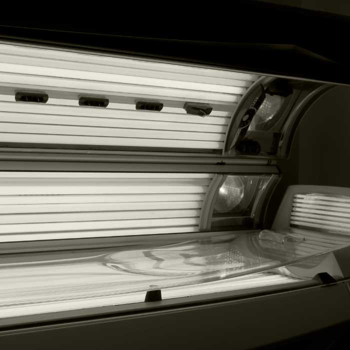 Strahle Kraft und Energie aus – mit dem Ergoline Inspiration 450 Twin Power Solarium in deinem Simple Fit EMS Studio. Spür die wohlige Wärme, entspanne und lass dich gleichmäßig bräunen – einfach genießen, ohne Stress.